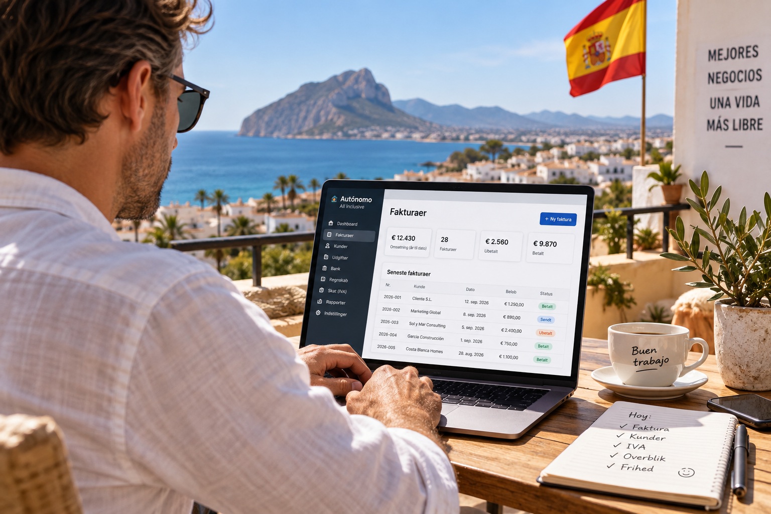 Autónomo på spansk terrasse med laptop der viser faktureringsoversigt med hav og bjerge i baggrunden